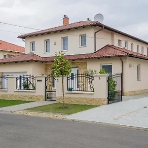 rezervați aici